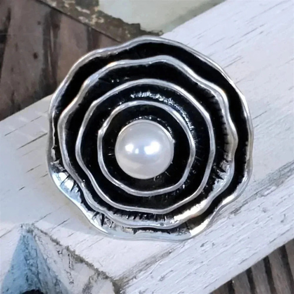 Antique Silver Plated Abstract Art Flower Faux Pearl Adjustable Cocktail Ring - Picture 3 of 12